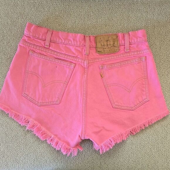 Levi's 550 Pink Distressed Frayed Hem Jean Shorts - Size 32 - Picture 1 of 14